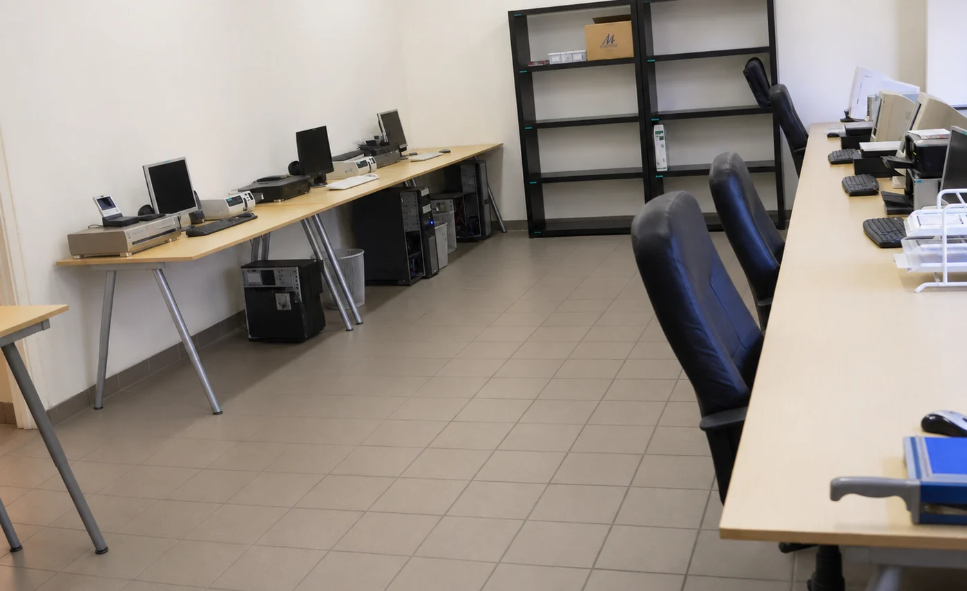 Un primo ambiente di lavoro di BGA Video con diverse postazioni di digitalizzazione.