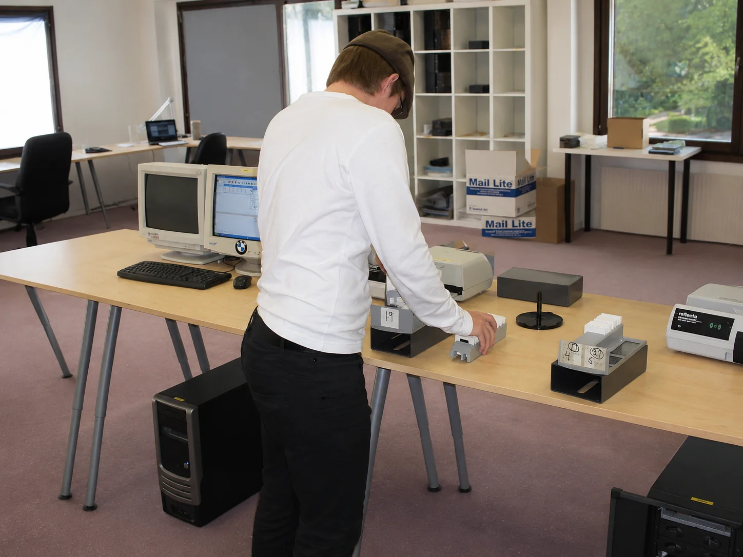 Lavoro con diapositive e attrezzatura di scansione nella prima produzione di BGA Video.