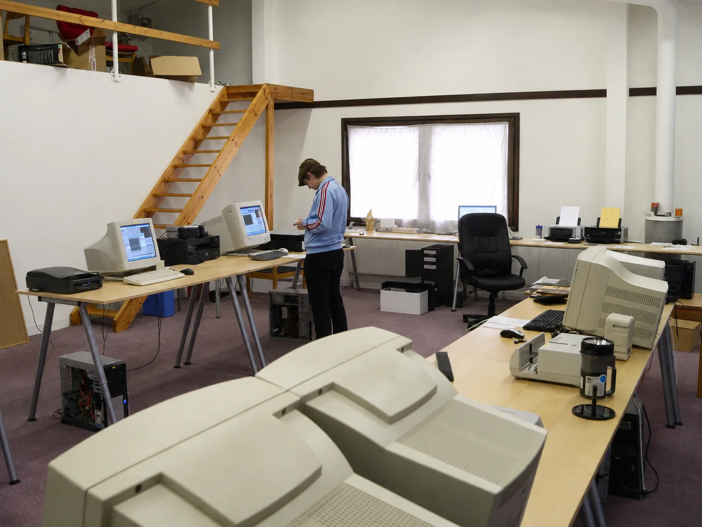 Primi lavori di produzione tra computer e attrezzature di digitalizzazione.